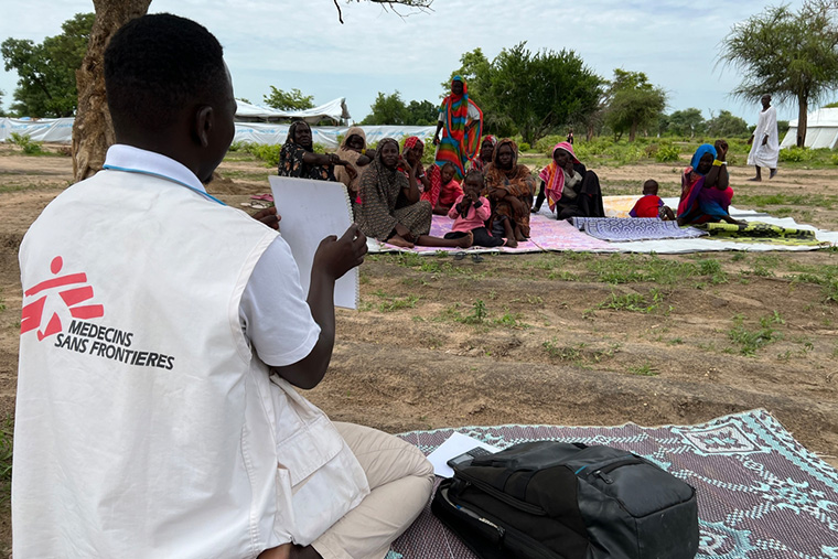 コルシ難民キャンプで、人びとにメンタルヘルスについて伝えるMSFのスタッフ © MSF/Vivien Ngalangou