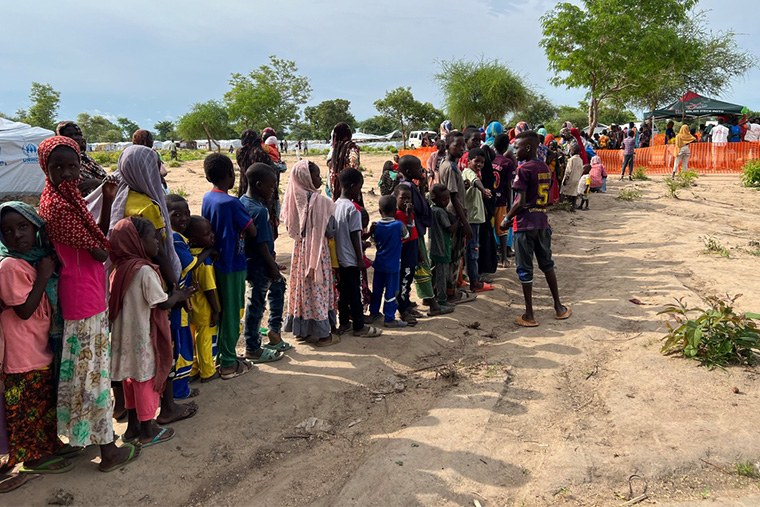 予防接種のため施設前に並ぶスーダン難民の子どもたち　© MSF/Vivien Ngalangou 