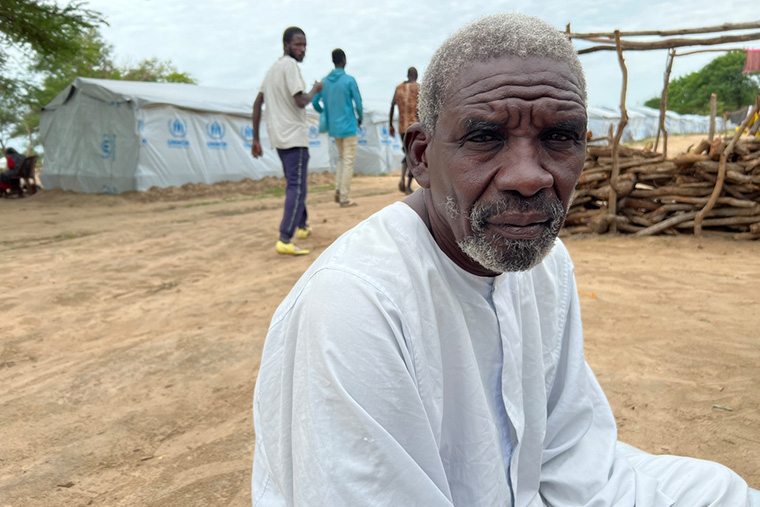 コルシ難民キャンプにてインタビューに応じるムーサさん © MSF/Vivien Ngalangou