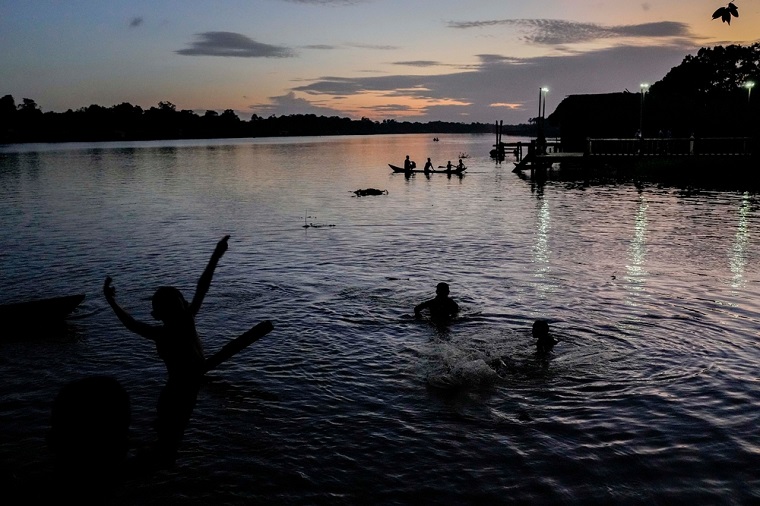 「水の民」であるワラオ族。オリノコ川の岸辺に暮らす　© Matias Delacroix