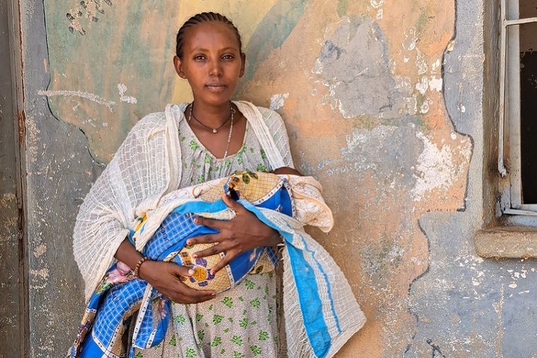 わが子の予防接種のためにMSF施設に来た女性。「村が戦場になって、みんな逃げ出しました。2カ月後にようやく村に戻ることができて、私はその1カ月後に出産したんです」　© Gabriella Bianchi/MSF