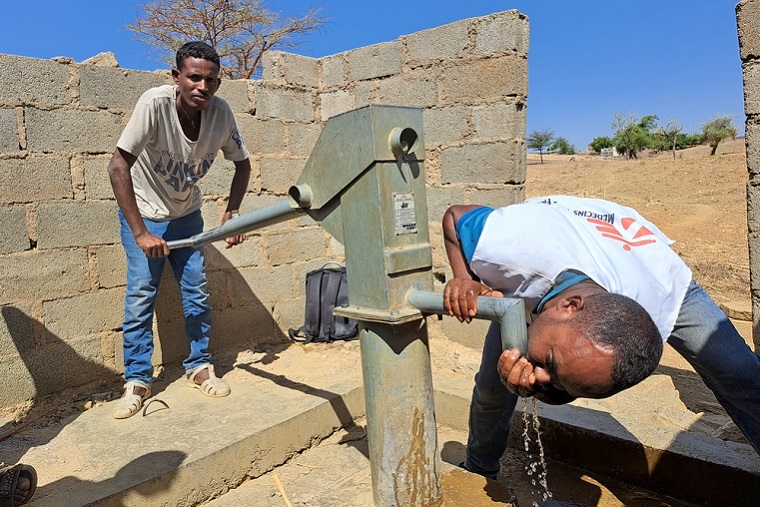 ティグレ州の村で手押し井戸ポンプの点検作業をするアセファ（右）　© Gabriella Bianchi/MSF