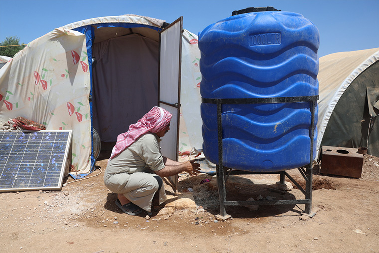 MSFが設置した給水タンクで手を洗う避難民の男性　Ⓒ MSF 