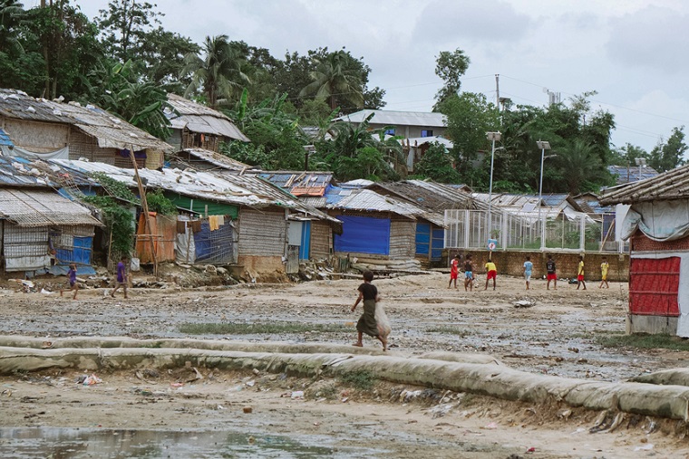 バングラデシュのロヒンギャ難民キャンプ。仮設の住居が密集して並ぶ © Victor Caringal/MSF