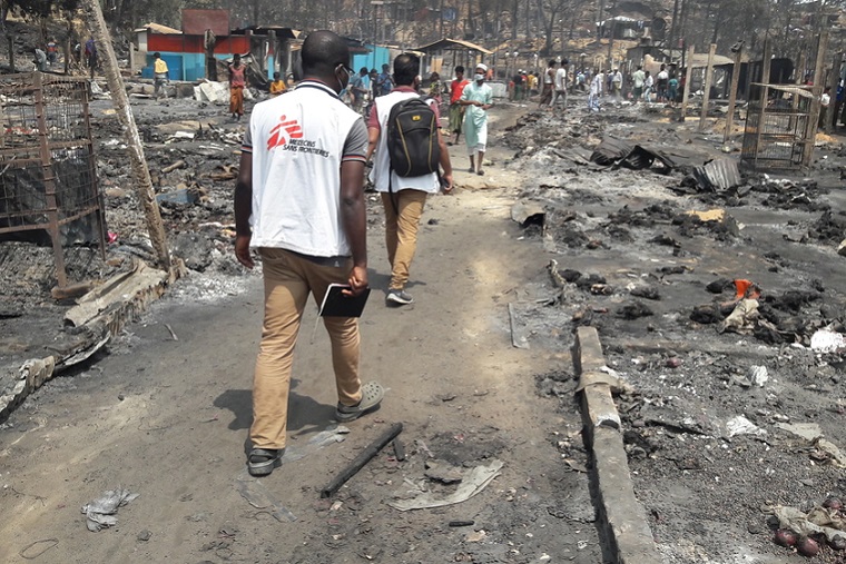 2021年にキャンプで発生した火事で数千の仮設住宅が被害に遭った © Pau Miranda