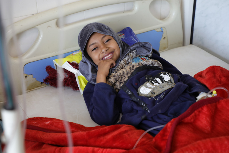 MSFの支援する病院で治療を受けた8歳のエブティサムさん。回復し、退院も間近だ　Ⓒ Majd Aljunaid/MSF