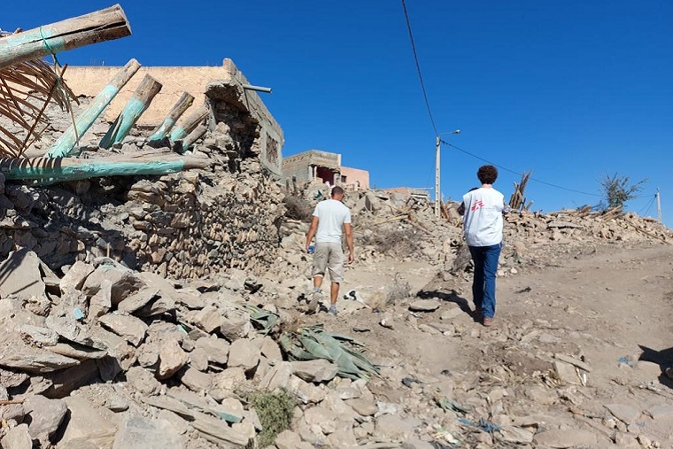 地震の被害を受けたモロッコ中部で調査を行うMSFのスタッフ=2023年9月10日　© John Johnson/MSF