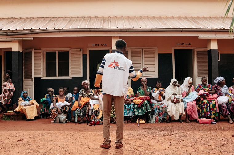 現地の人びとに健康に関する情報を伝えるMSFのスタッフ　© MSF