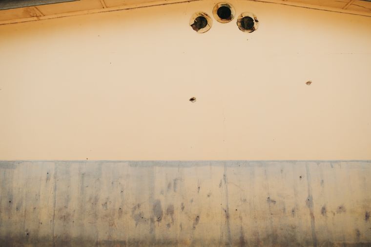 サビオ医師の病院の壁には今も弾痕が残る © MSF
