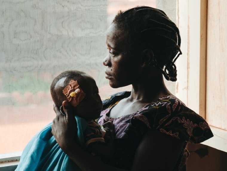 栄養失調で入院した子を抱える母親 © MSF