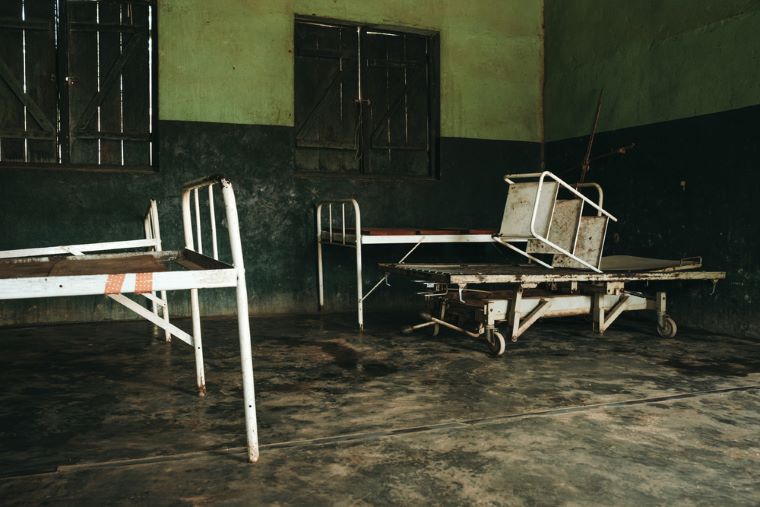 サビオ医師が運営する病院にある、マットレスのないベッド　© MSF