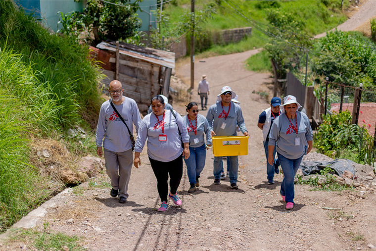 活動について地域の人びとに説明しに向かうMSFのチーム。険しい道のりを毎週通う　Ⓒ MSF/Maria Chavarria