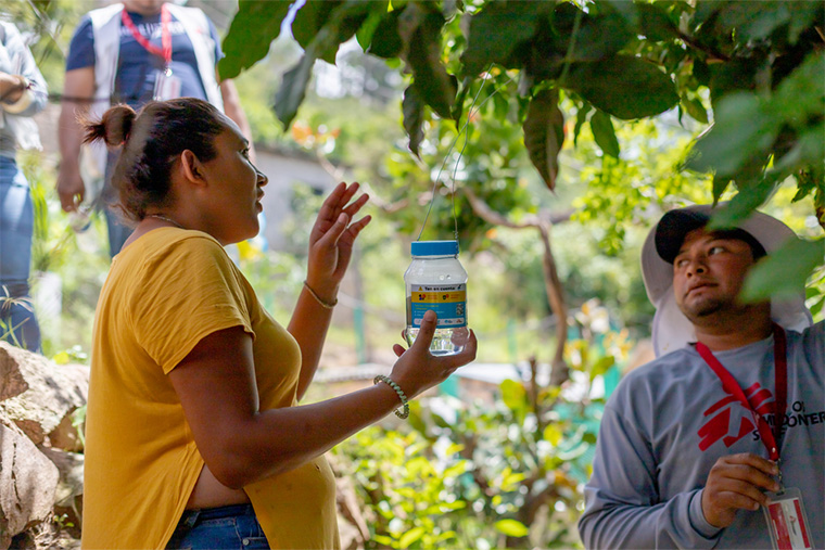 ボルバキアを保有する蚊の卵が入った瓶を持つ、地元ボランティアのジュリア・ロペスさん　Ⓒ Martín Cálix