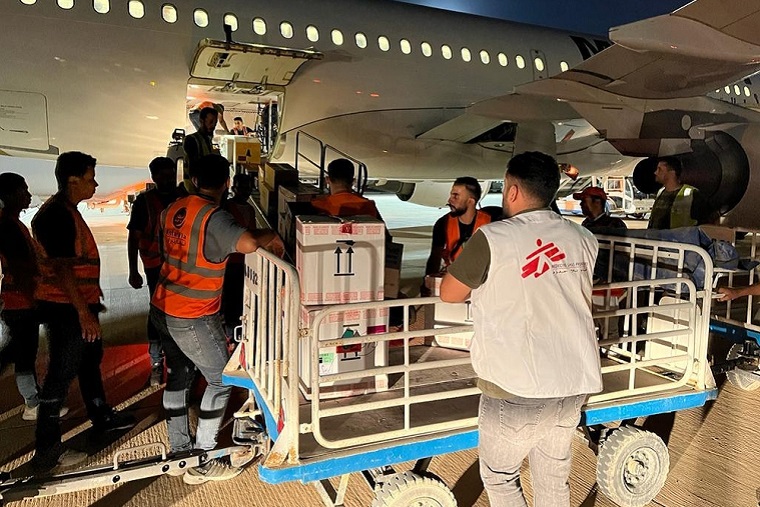 被災地に届ける物資を飛行機から降ろす(ミスラタ)=9月13日 © MSF