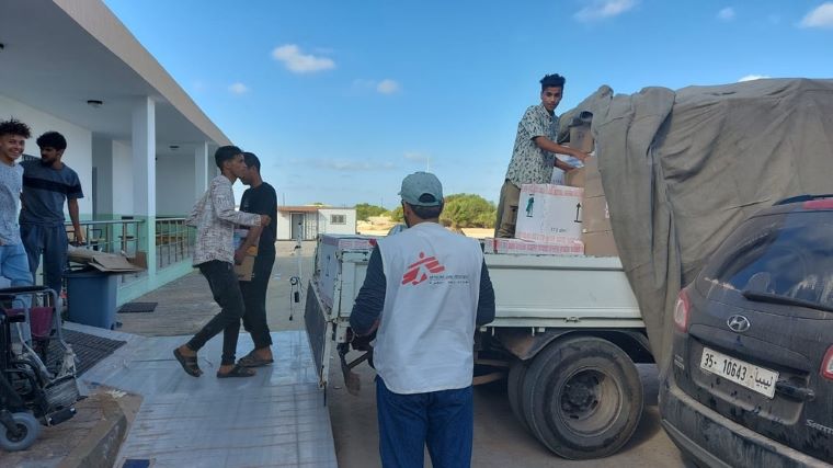 リビア東部デルナに到着して調査と寄贈の活動を始めたMSFのチーム © MSF