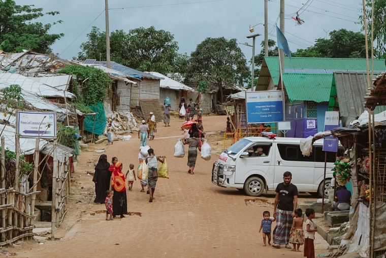 90万人以上が暮らすロヒンギャ難民キャンプ。避難生活は6年を超える　© Victor Caringal/MSF