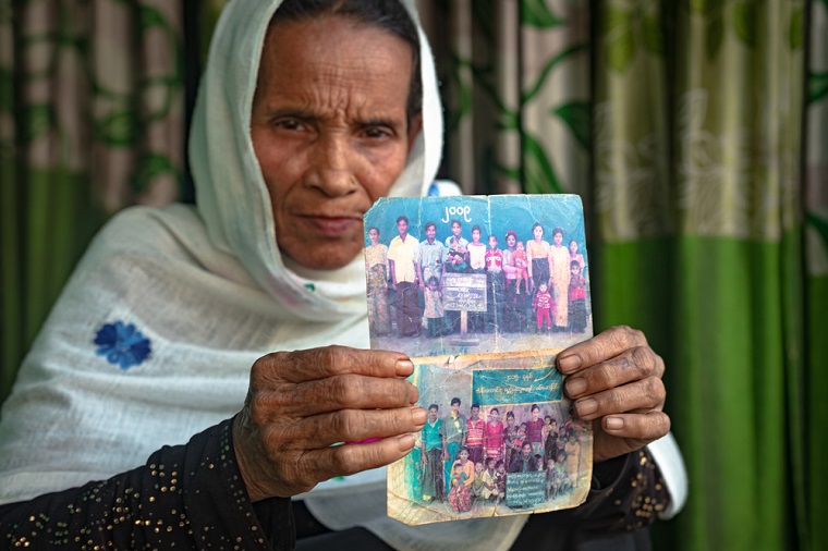 ミャンマーで撮影した家族写真を持つロヒンギャ難民のメルアさん © MSF/Mohammad Hijazi