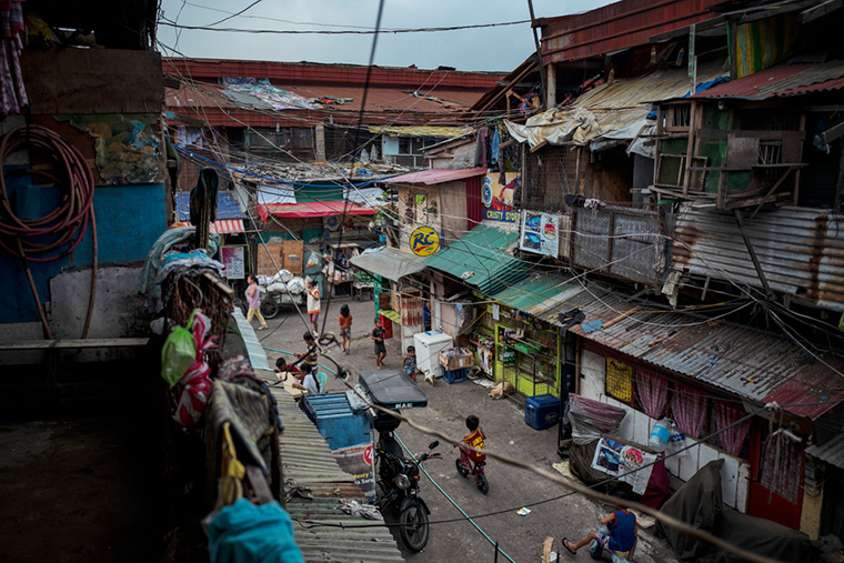 トンド地区の家々　© Ezra Acayan