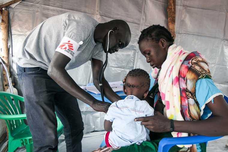 MSFの移動診療で子どもを診察するスタッフ　Ⓒ Gale Julius Dada/MSF