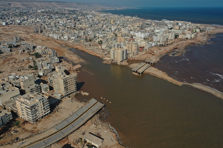 洪水により道路が寸断されたデルナ=2023年9月17日　© Halil Fidan/Anadolu Agency via AFP