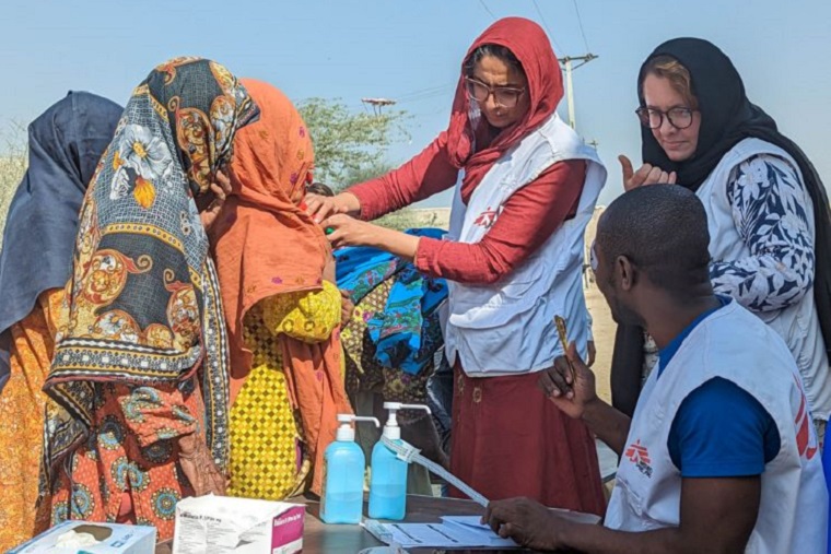 移動診療所で栄養失調の子どもたちをスクリーニングするMSFのスタッフ=2023年2月　© MSF