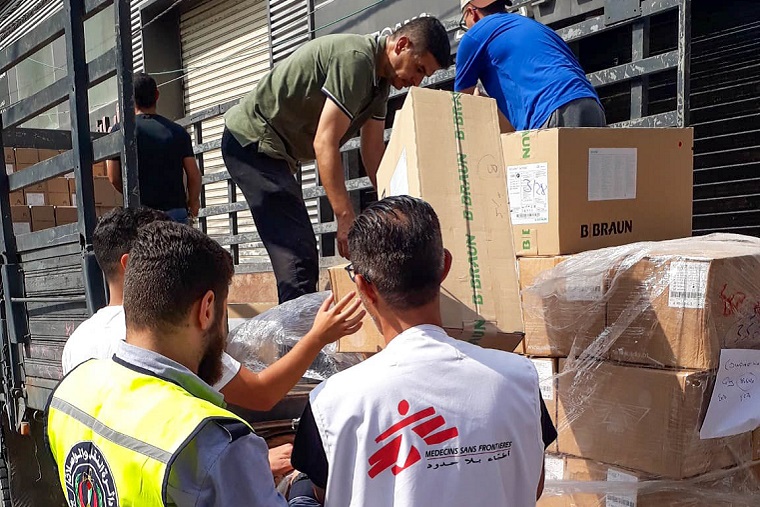 医療施設に提供する物資を積み込むスタッフ=2023年10月9日　© MSF/Ayman Al-Djaroucha