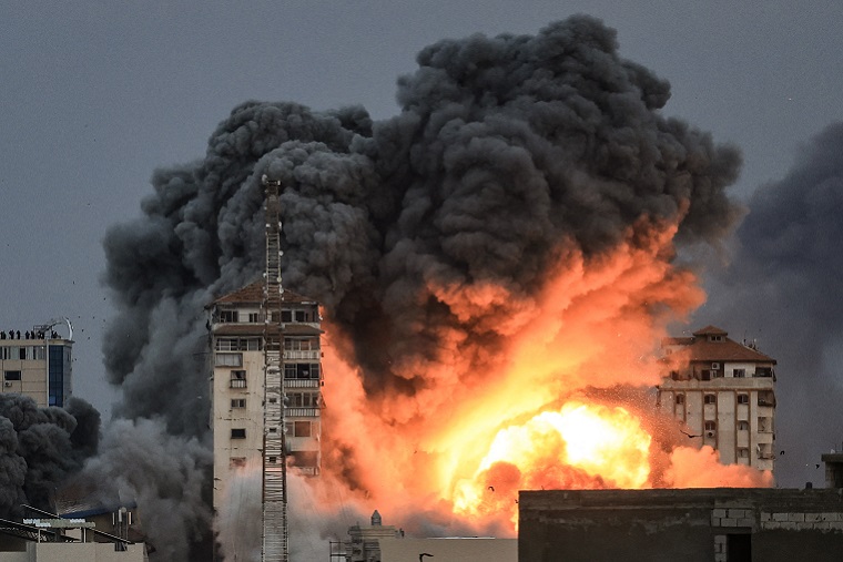 空爆を受けるガザ=2023年10月7日　© MAHMUD HAMS/AFP