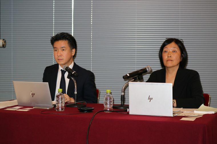 共同会見したMSF日本の村田慎二郎事務局長(左)と、ICRCの榛澤祥子駐日代表=2023年10月13日撮影 © MSF