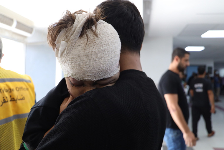 アル・シファ病院に運び込まれた子ども＝2023年10月19日　Ⓒ Mohammad Masri