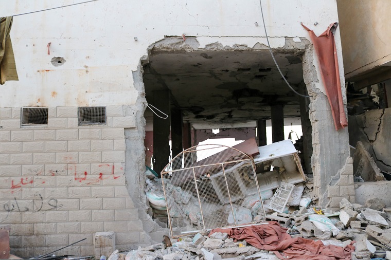 攻撃で破壊されたモスク　© MSF/Faris Al-Jawad