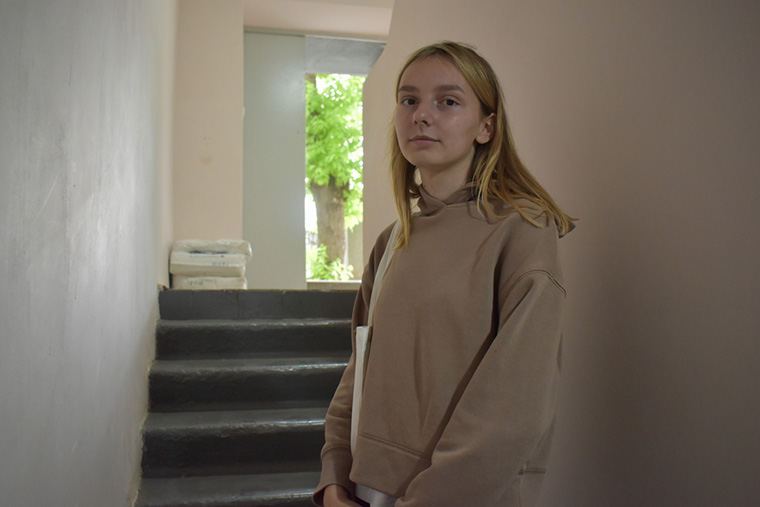 アリーナさんは現在、姉のアナスタシアさん他4人の家族とともにベルゴロドのワンルームアパートで暮らす　Ⓒ MSF