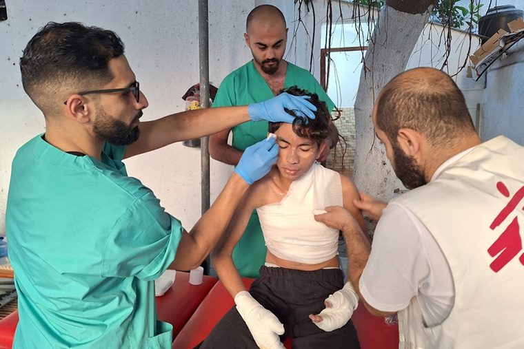 空爆で負傷した少年のケアに当たるMSFの看護師=2023年10月19日　© MSF