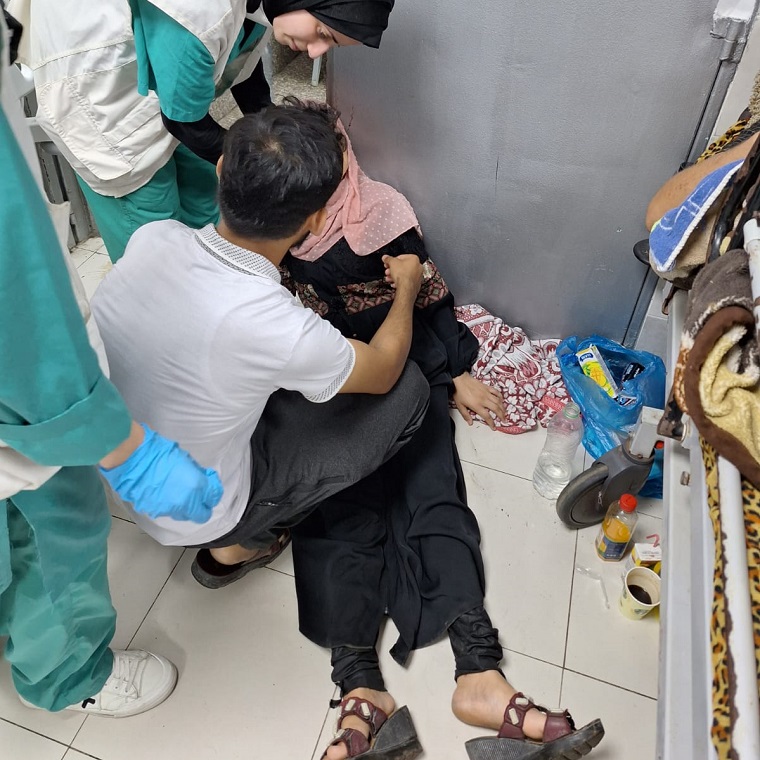 床の上でも治療や手術が行われる=10月24日 © MSF