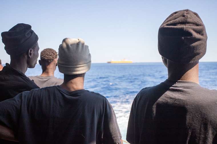 地中海上で救助された人びと。10代の若者が多い　© MSF/Stefan Pejovic