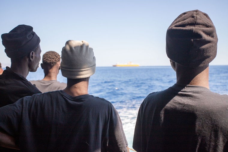 地中海上で救助された人びと。10代の若者が多い © MSF/Stefan Pejovic