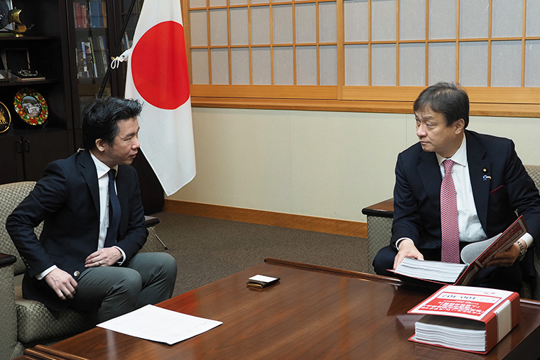 村田（左）が提出した署名を手に、意見交換する堀井副大臣　Ⓒ MSF