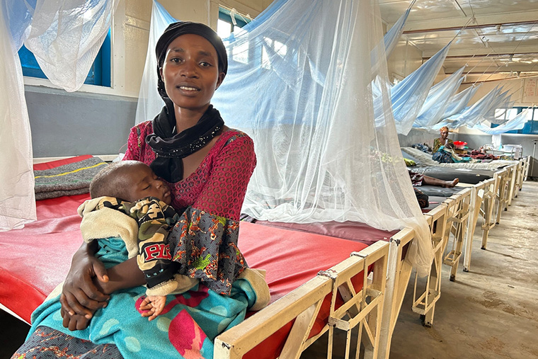 栄養失調の息子を抱える母親のミシュリーヌさん © Laora Vigourt/MSF