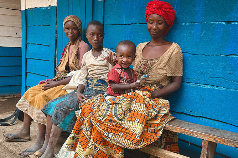 栄養失調のわが子を抱える母親　© MSF/Laora Vigourt