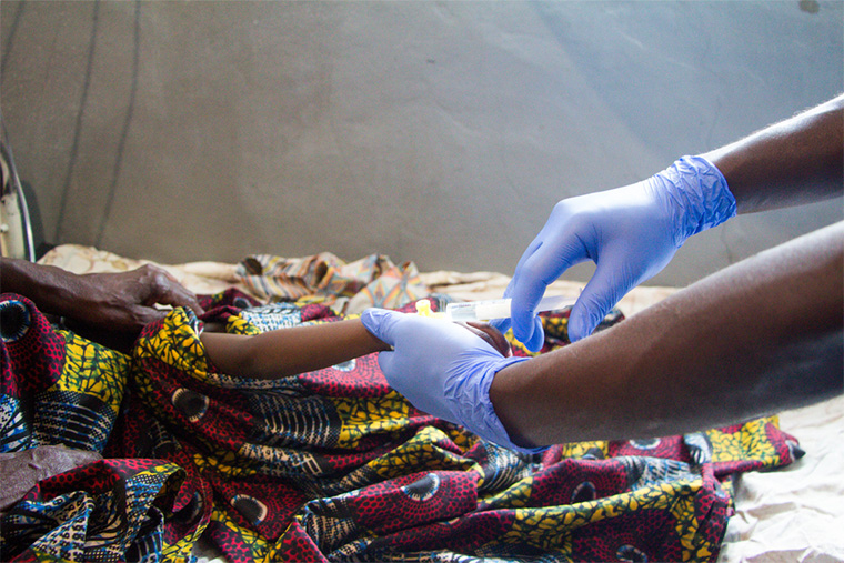 敗血症と肺炎を伴う重度栄養失調の子どもに薬が投与されている様子　© MSF/Laora Vigourt 