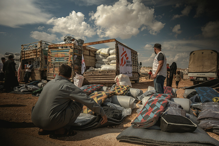 避難民キャンプで物資の配布を行うMSFのスタッフ=2023年10月18日 Ⓒ AbdelRahman Sadeq/MSF