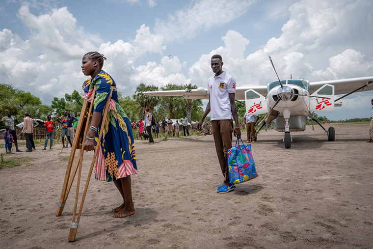MSFの病院で治療を受けた後、飛行機で故郷に戻る南スーダンの女性　© Florence Miettaux 