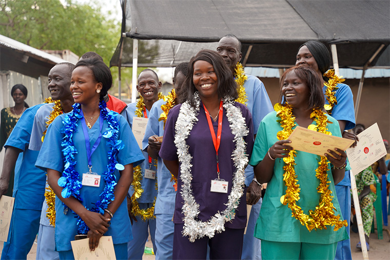 南スーダンにてMSFヘルスケア・アカデミーに参加した人びとの卒業式　© Alicia Gonzalez/MSF 