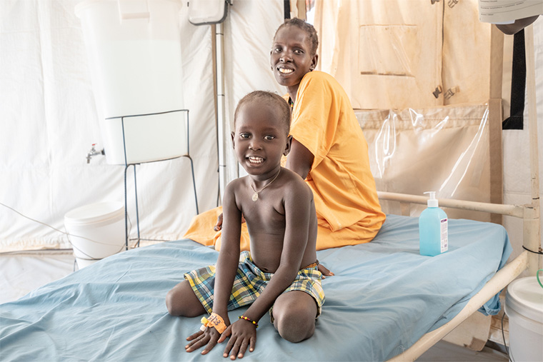 喘息発作が回復に向かっている南スーダンの3歳少女　© MSF/Florence Dozol 