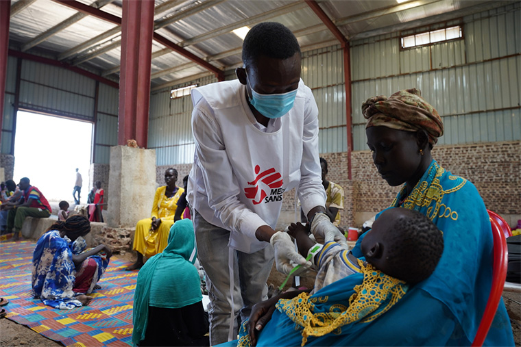 南スーダンでMSFが運営する移動診療所　© Nasir Ghafoor/MSF 