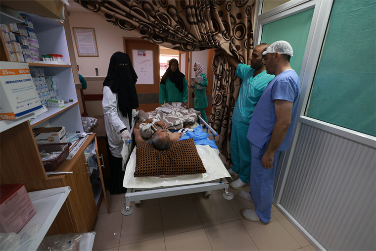 アル・アクサ病院で手術を受ける患者＝2023年11月29日　Ⓒ Mohammed ABED
