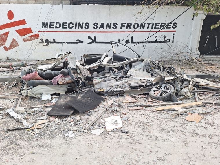 11月20日にイスラエル軍によって破壊されたMSFの車両。ガザ地区中心部にあるMSF診療所の前に駐車していた。診療所も銃撃を受けた　© MSF