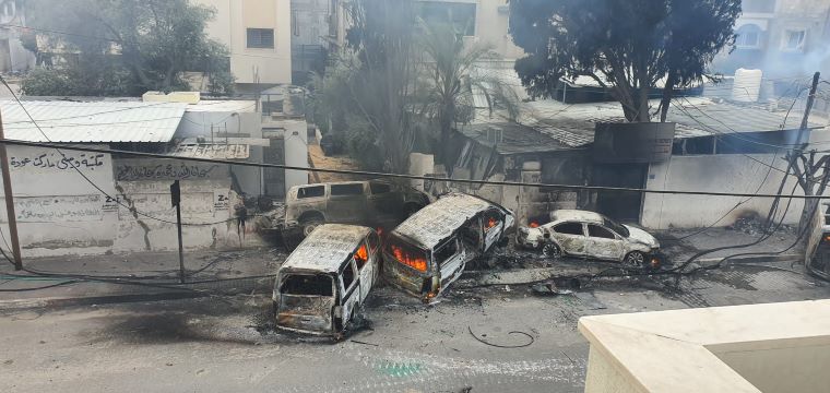 ガザ地区中心部のMSF事務所前で破壊され、炎上するMSFの車両４台＝11月20日 　© MSF