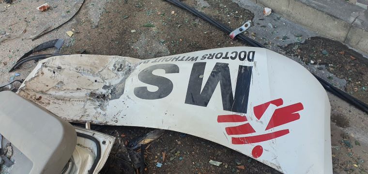 破壊された車両には「MSF」の文字とロゴがあり、MSFの車両だと明確に分かる状態だった　© MSF