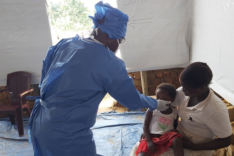 感染の疑いがある子どもを診察する医師 　© Alain Duhamel Ntungane/MSF