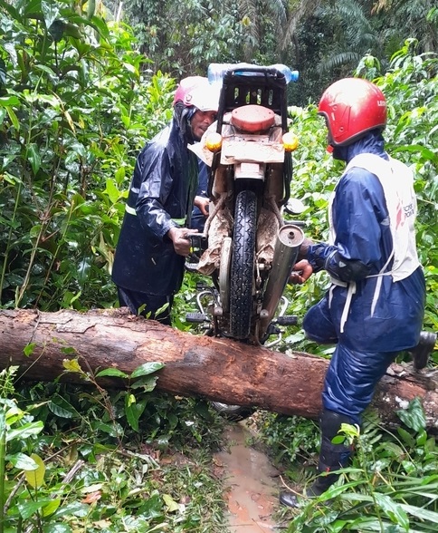 地域によってはカヌーやバイクで何時間もかけないとたどり着けない © MSF/Alain Duhamel Ntungane